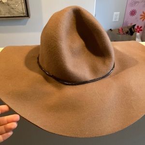 Selling this super cute fall hat, I no longer need it.